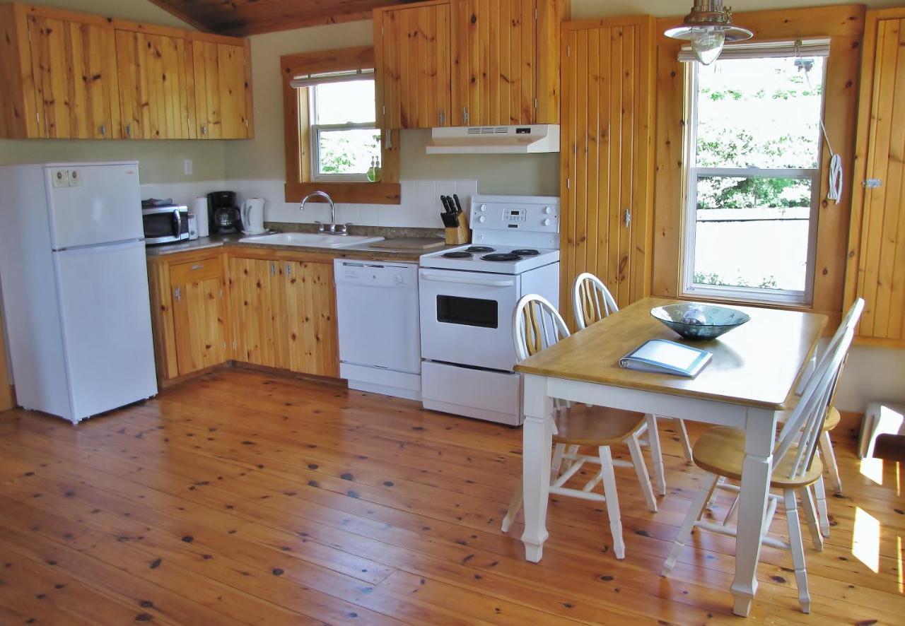 هاليفاكس Larinda'S Landing Oceanfront Cottages المظهر الخارجي الصورة